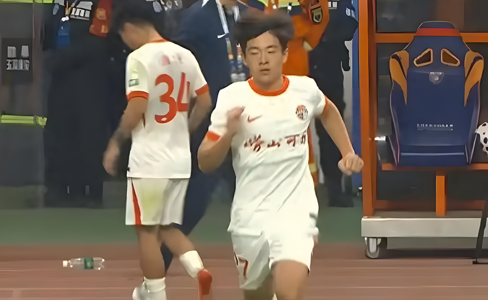 AG体育官方入口-“中超神童”被盯上了!南美球探:习惯低头带球,阅读比赛稚嫩